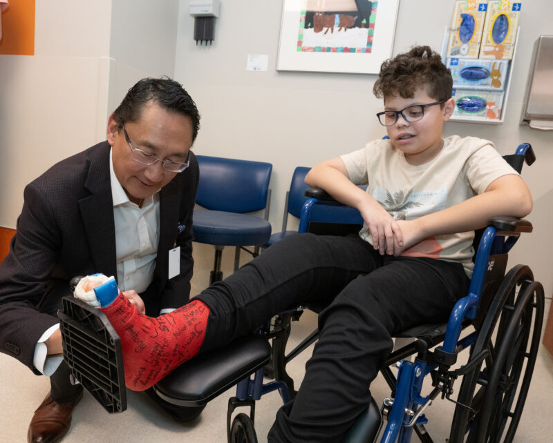 Dr. Dan Choo signs Ezra Swartzentruber's cast