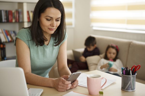 Getty Images - mom on smartphone