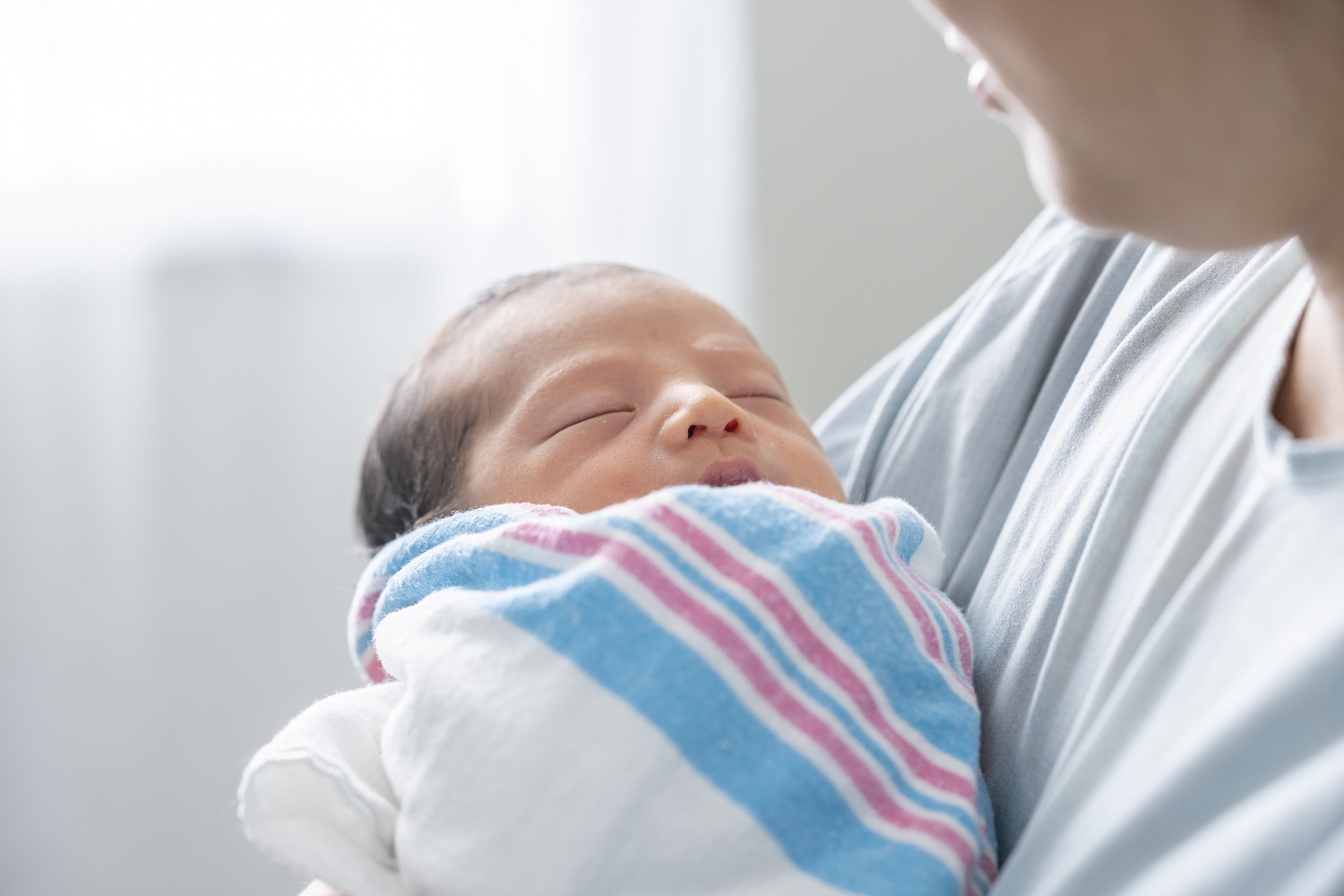 GettyImages-mom with newborn in blanket