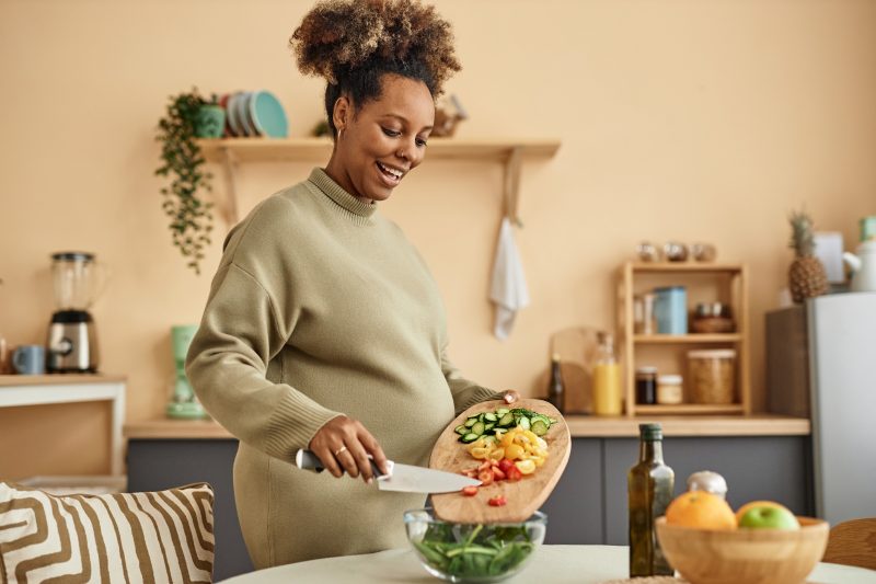 GettyImages-pregnant woman healthy eating