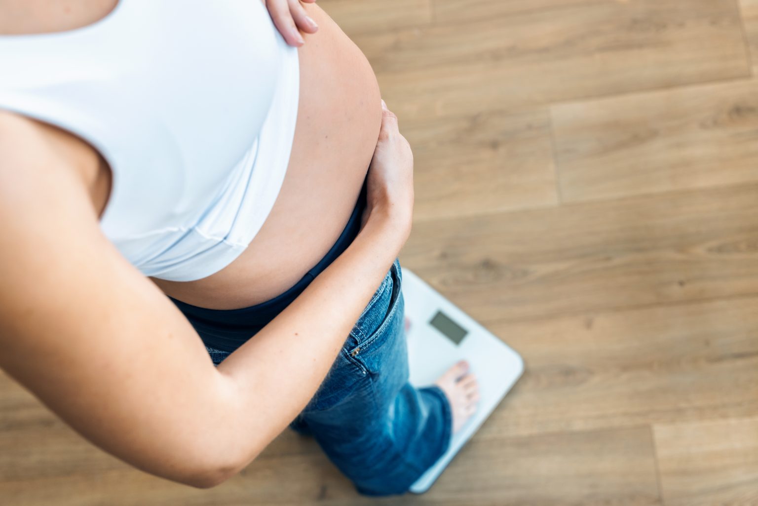 GettyImages-pregnant woman on scale
