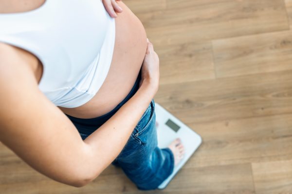 GettyImages-pregnant woman on scale